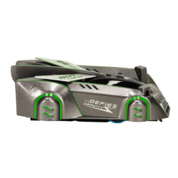 RC laserem řízené auto jezdící po zdi na laserové šedi