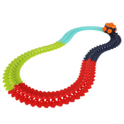 Závodní dráha s autem 102 prvků