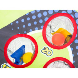 Hod na cíl pomocí dovednostní hry Bag Darts