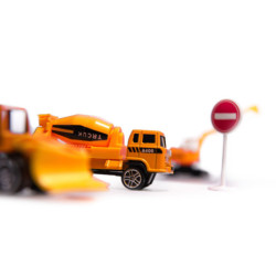 Transportní letadlo + 3 stavební vozidla