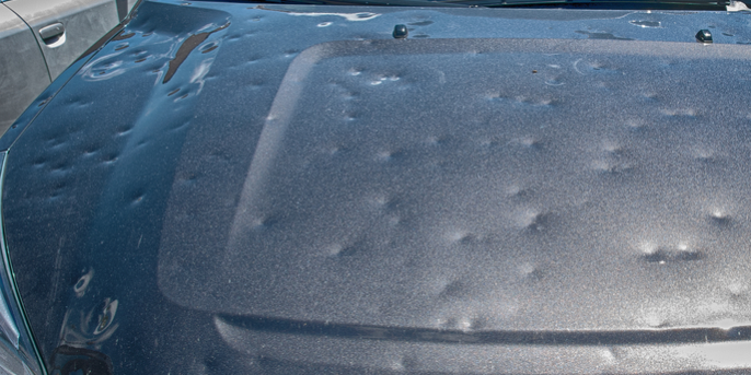 promáčkliny po krupobití na karoserii auta